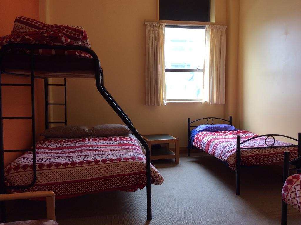 Wild Zebra Backpackers Hostel Уелингтън Стая снимка