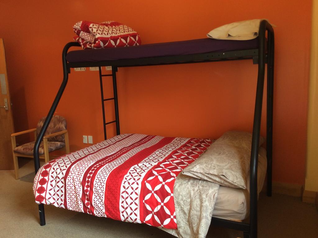 Wild Zebra Backpackers Hostel Уелингтън Стая снимка