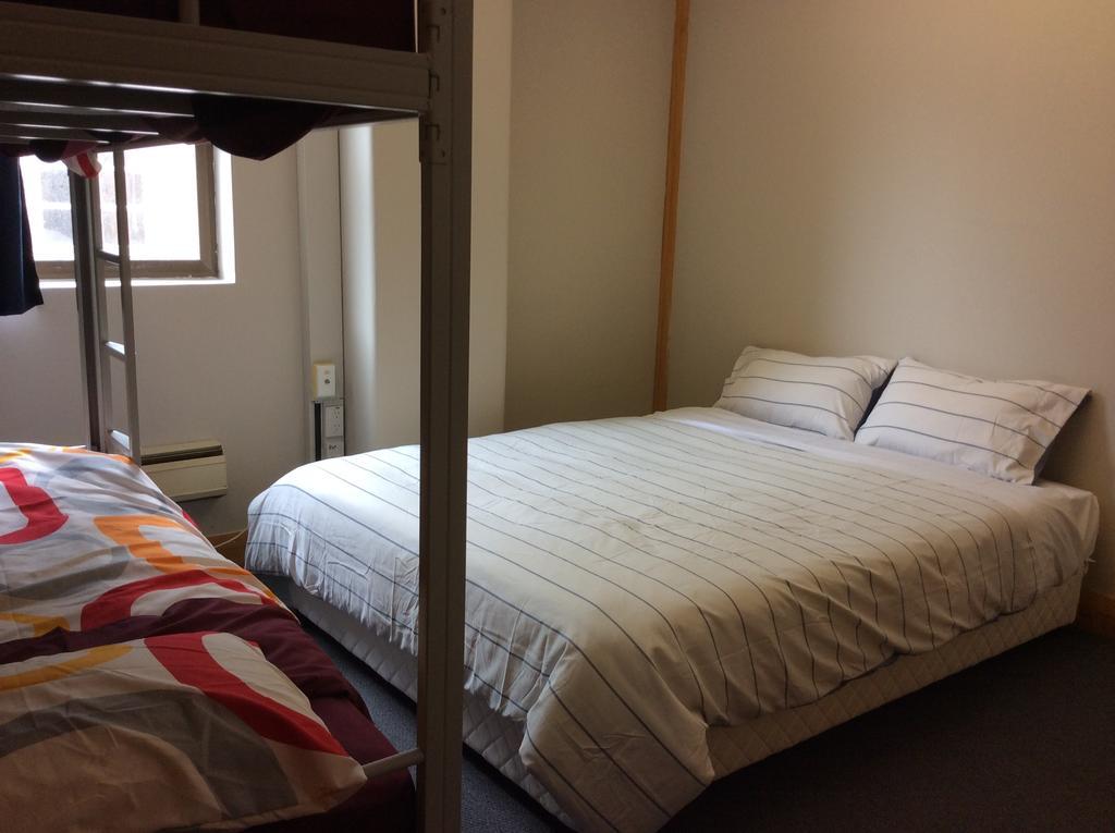 Wild Zebra Backpackers Hostel Уелингтън Екстериор снимка