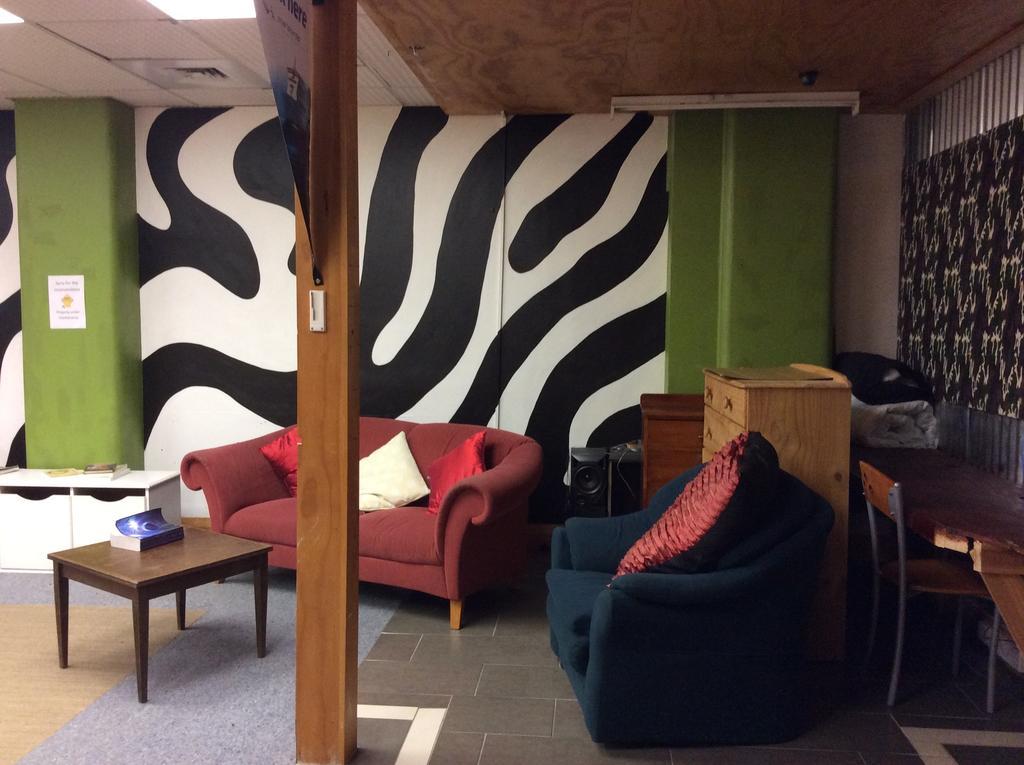 Wild Zebra Backpackers Hostel Уелингтън Екстериор снимка