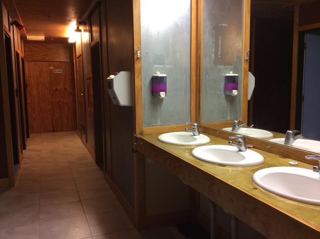 Wild Zebra Backpackers Hostel Уелингтън Стая снимка