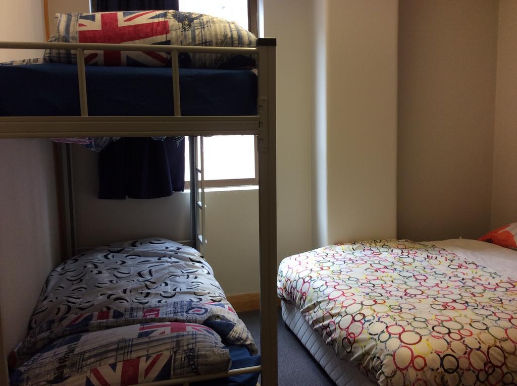 Wild Zebra Backpackers Hostel Уелингтън Екстериор снимка