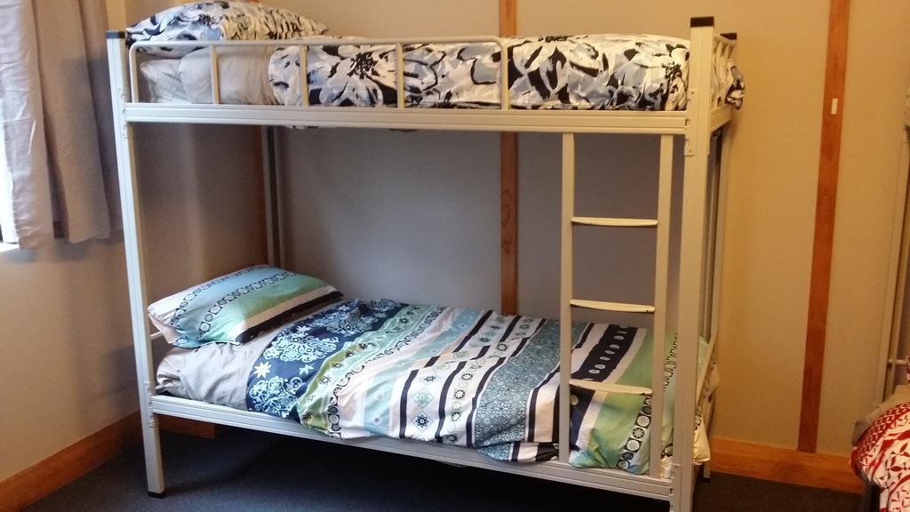 Wild Zebra Backpackers Hostel Уелингтън Стая снимка
