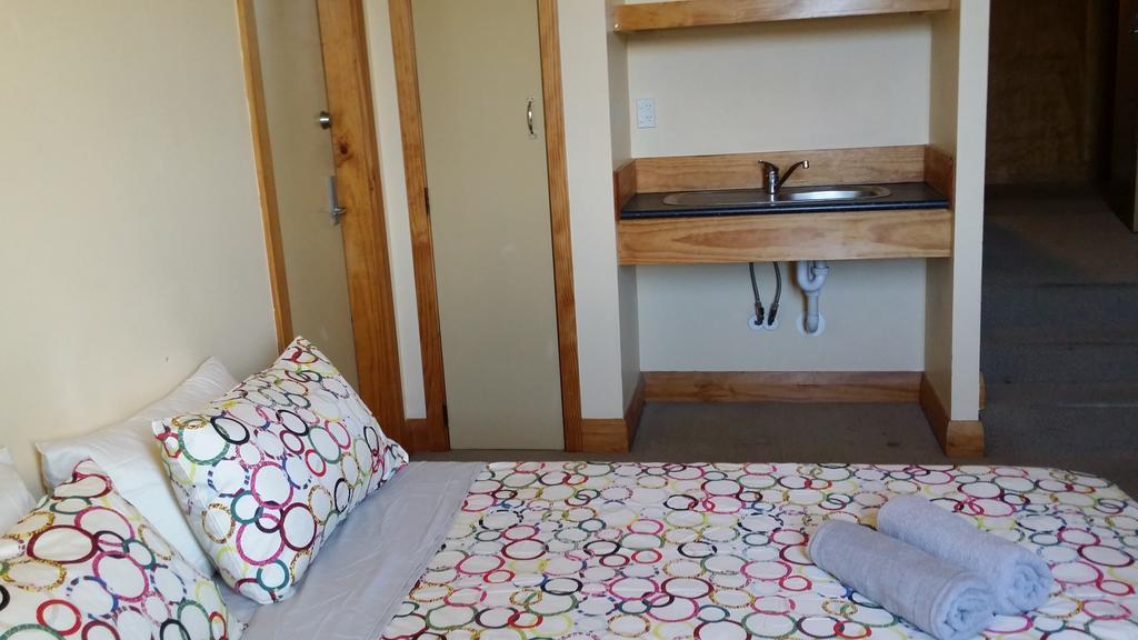 Wild Zebra Backpackers Hostel Уелингтън Стая снимка
